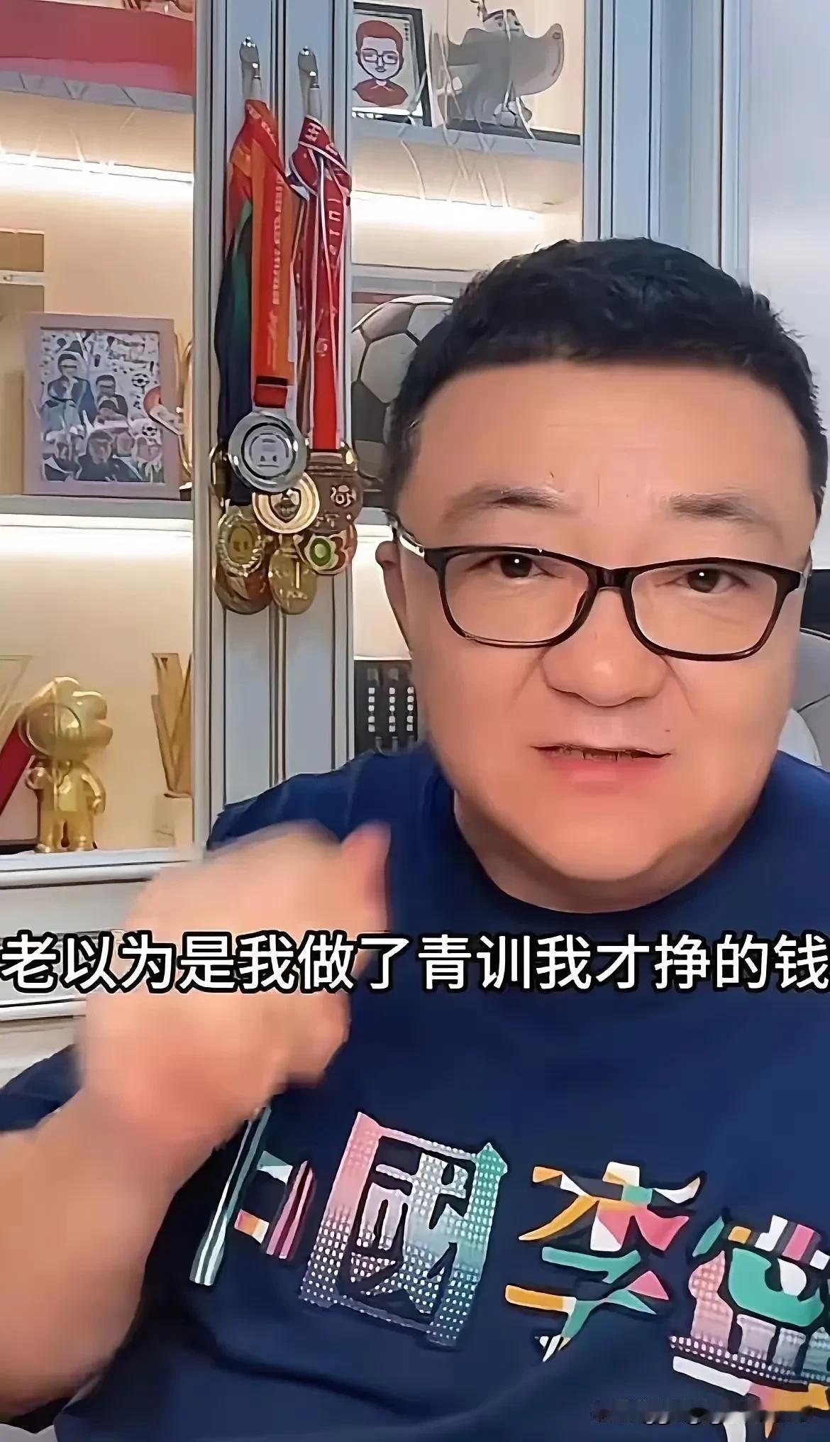 董路彻底失望透顶：自己辛辛苦苦教这批孩子踢足球，最后却发现，我教会了他们踢球，却