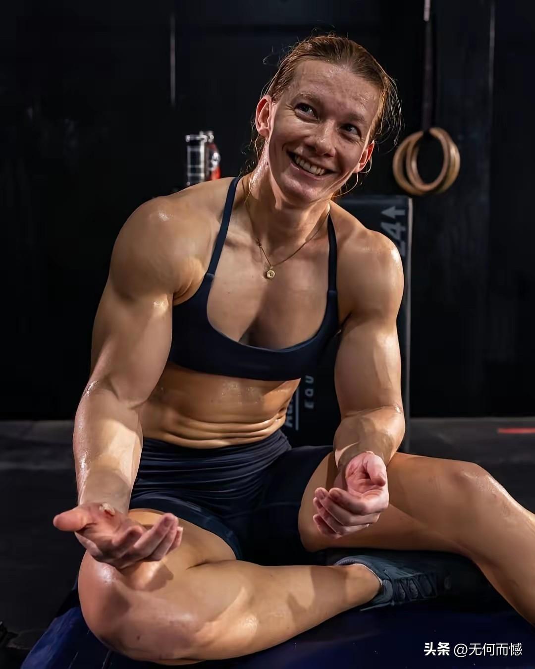 这个澳大利亚的女子在一个小时的时间之内，做了733个引体向上，平均一分钟做12个