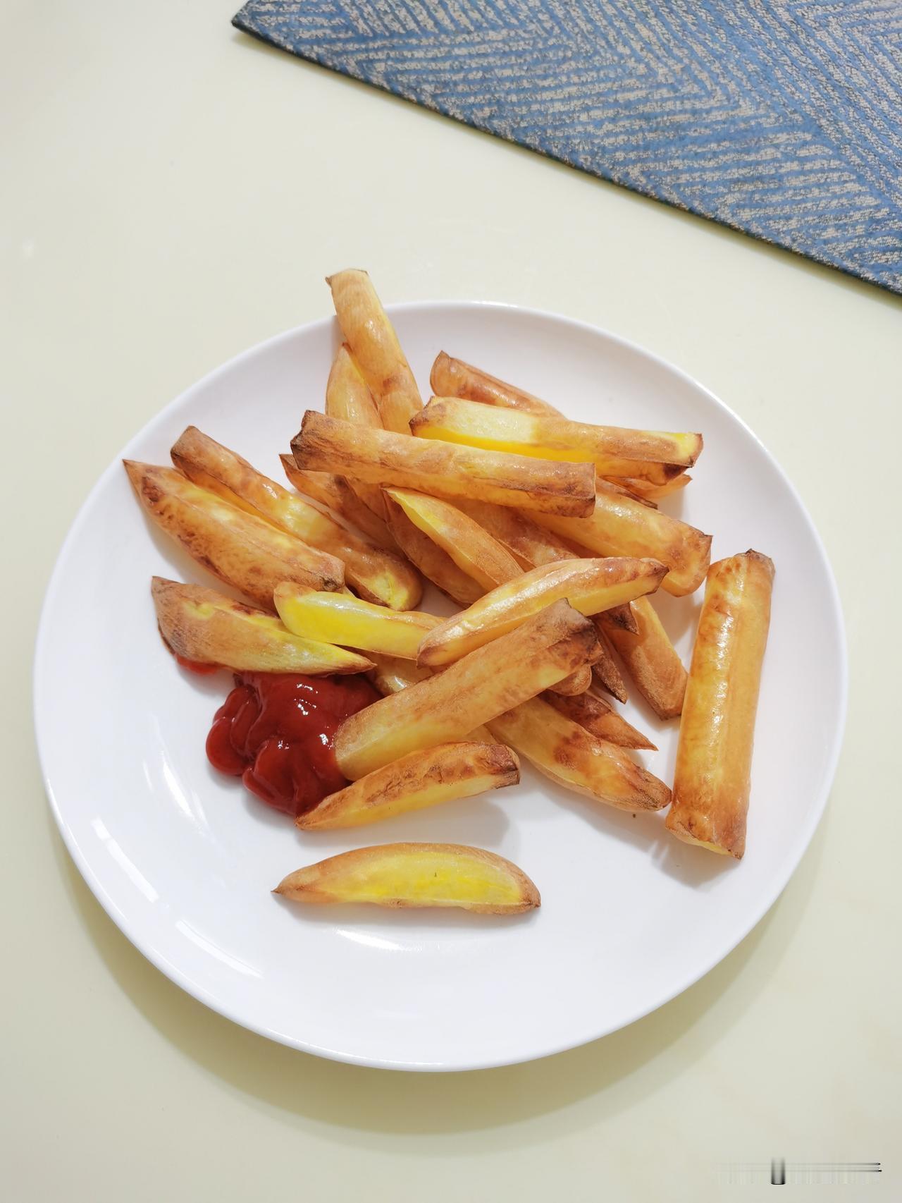 中午在食堂就餐，刚坐下就听见同事嚎：上班内耗耗尽精气神，食堂饭菜只填饱肉身，灵魂