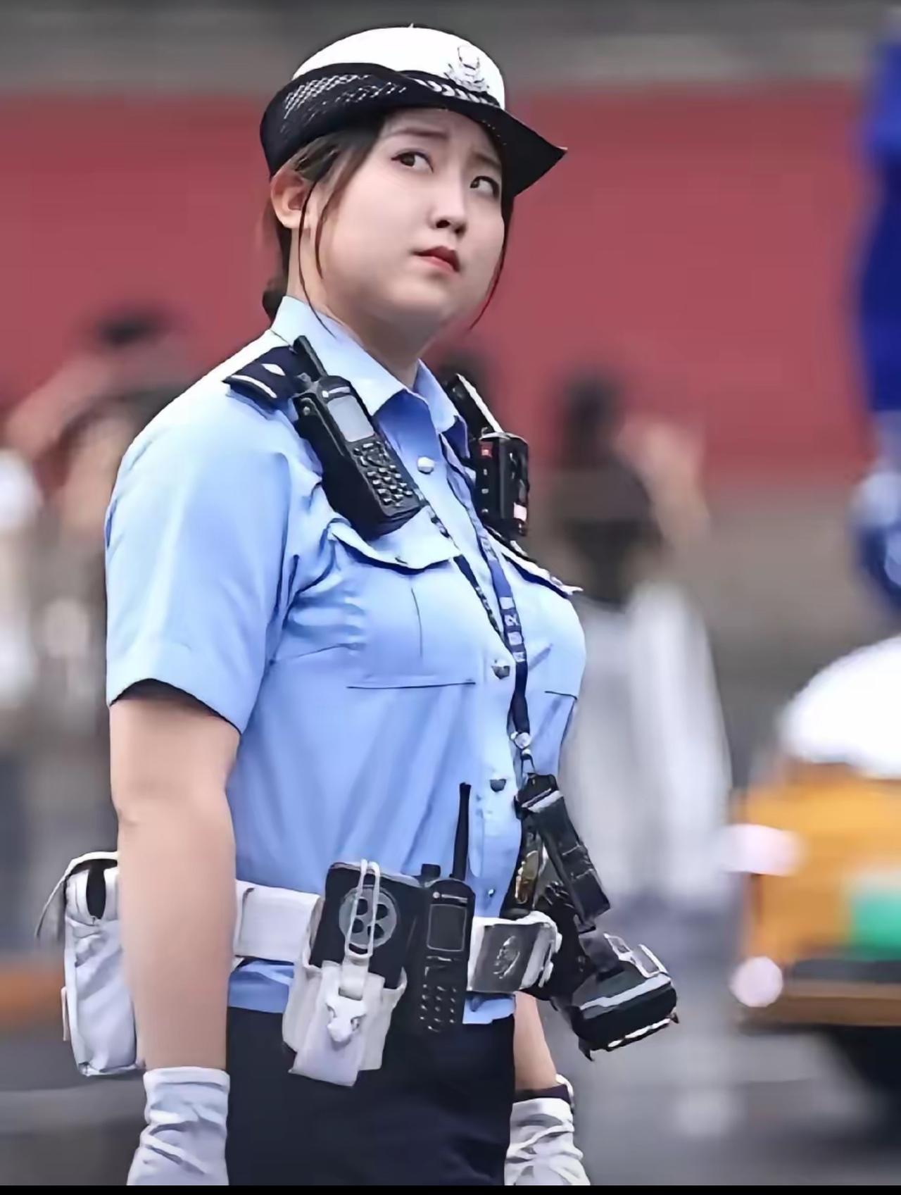 鼓楼之下笑容出圈，23岁女交警苌天天爆红，温柔底色里藏着执勤担当

北京鼓楼女交