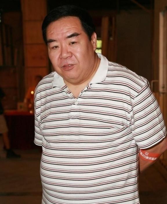 1993年，郑则仕公司破产，欠下8000w外债，走投无路之际，他向昔日好友周润发