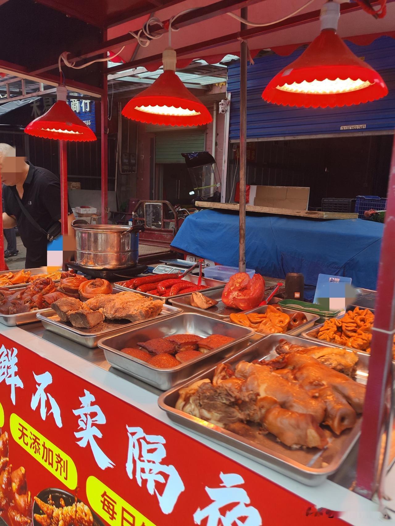 为啥猪肉便宜了，卤肉价格还是卖那么贵？昨天从一个卖卤肉的人嘴里知道了真相，原来各