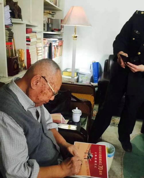 2023年，当96岁的张积慧离世时，很少有人知道，这位空军战斗英雄的后半生，竟是