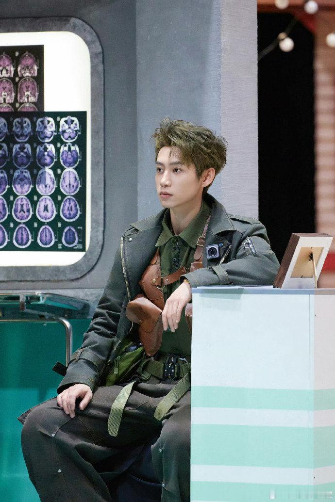 魏晨陈哲远一秒接戏互演大侦探 笑到捶桌认证！魏晨和陈哲远一秒入戏互飙演技，你一个