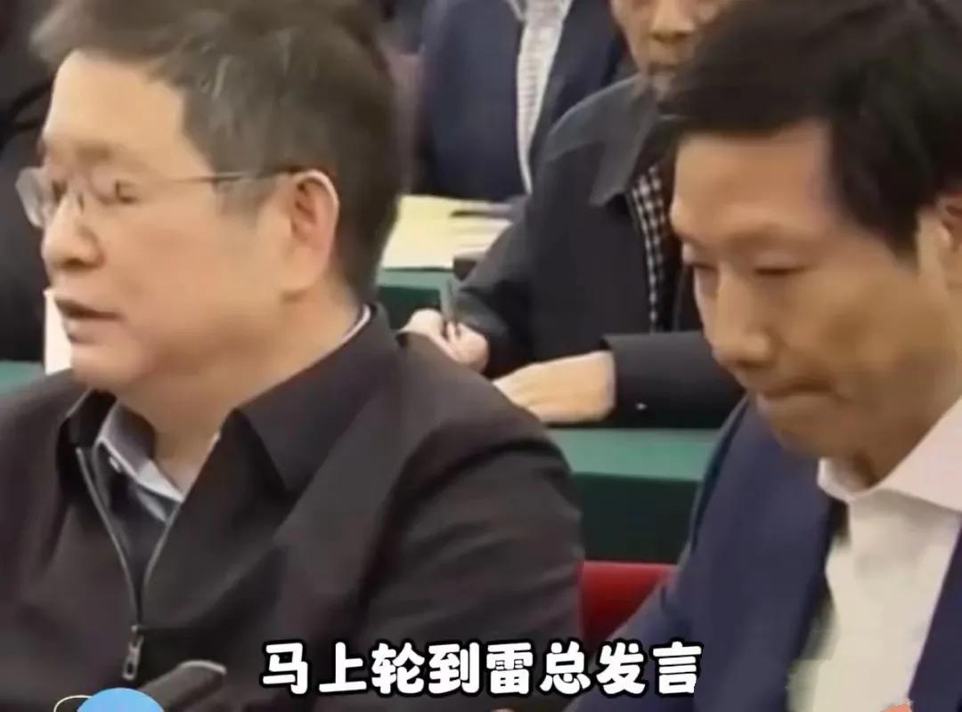 萌翻网友！一段雷军在公开场合略显紧张的视频在网络上疯传。视频中，雷军不经意间流露