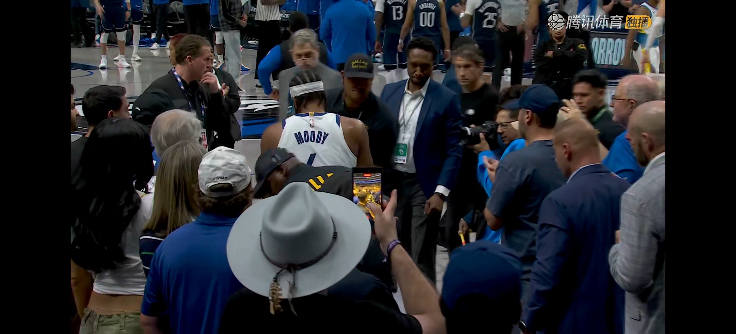 库里神色凝重，这赛季太伤了💔穆迪受伤上担架，还不忘向现场球迷致意勇士vs独行侠
