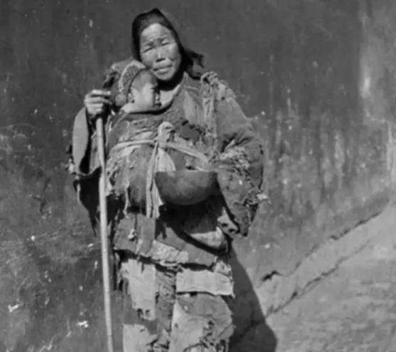 1949年，湖南平江解放后，有一个乞丐模样的妇人，径直走进了县委大院，当门口的守