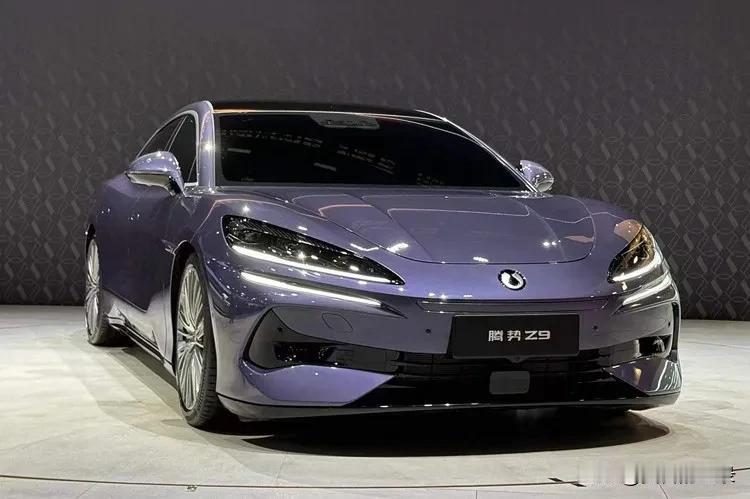 腾势Z9秉承“双倍舒适，双倍尊贵”的内饰设计理念，从智能化、舒适性和豪华配置上入
