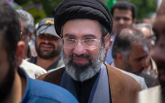 我觉得这局势越来越有意思了。伊朗外长最近公开表态，新任最高领袖穆杰塔巴压根儿没打