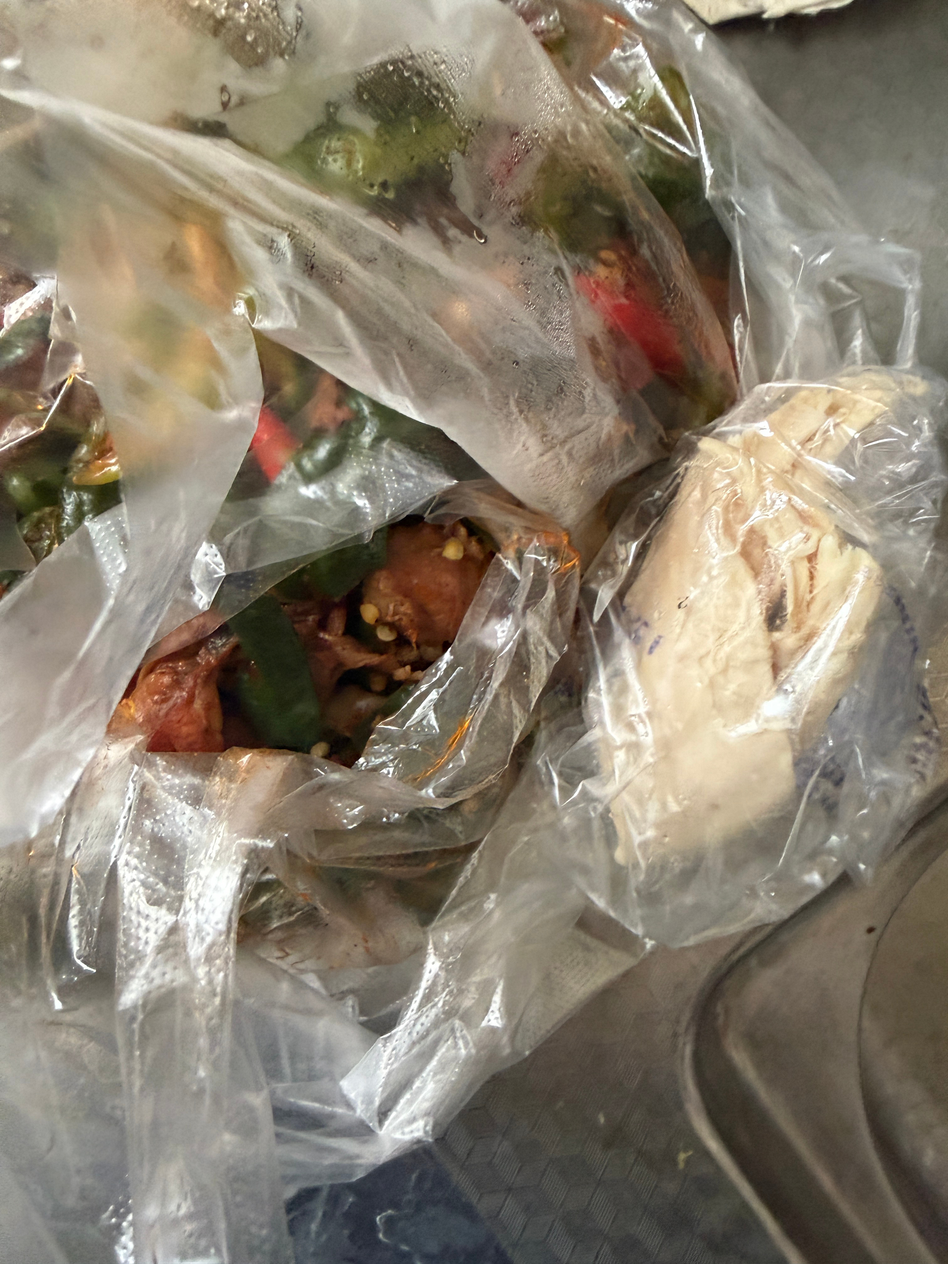 每次家里人出去吃饭总是会第一时间给小狗带吃的 