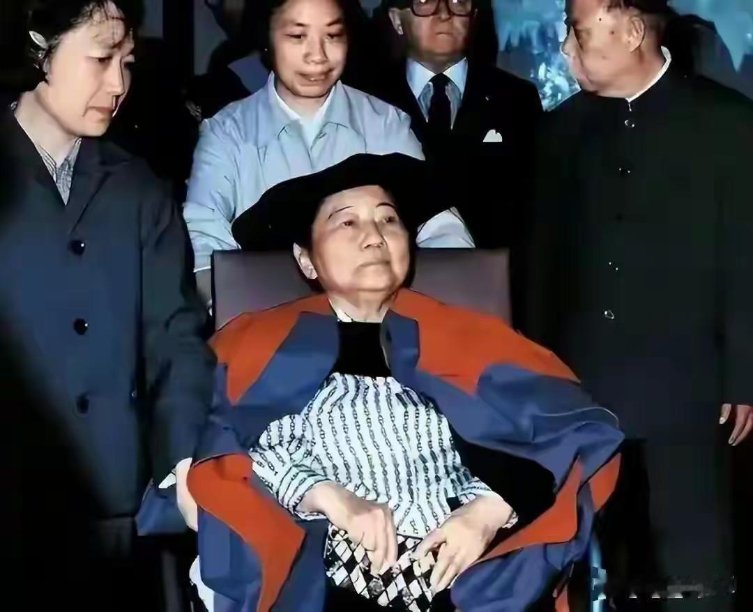 1981年，宋庆龄最后一次公开露面的珍贵留影，照片里的她，坐在轮椅上，被病魔折磨