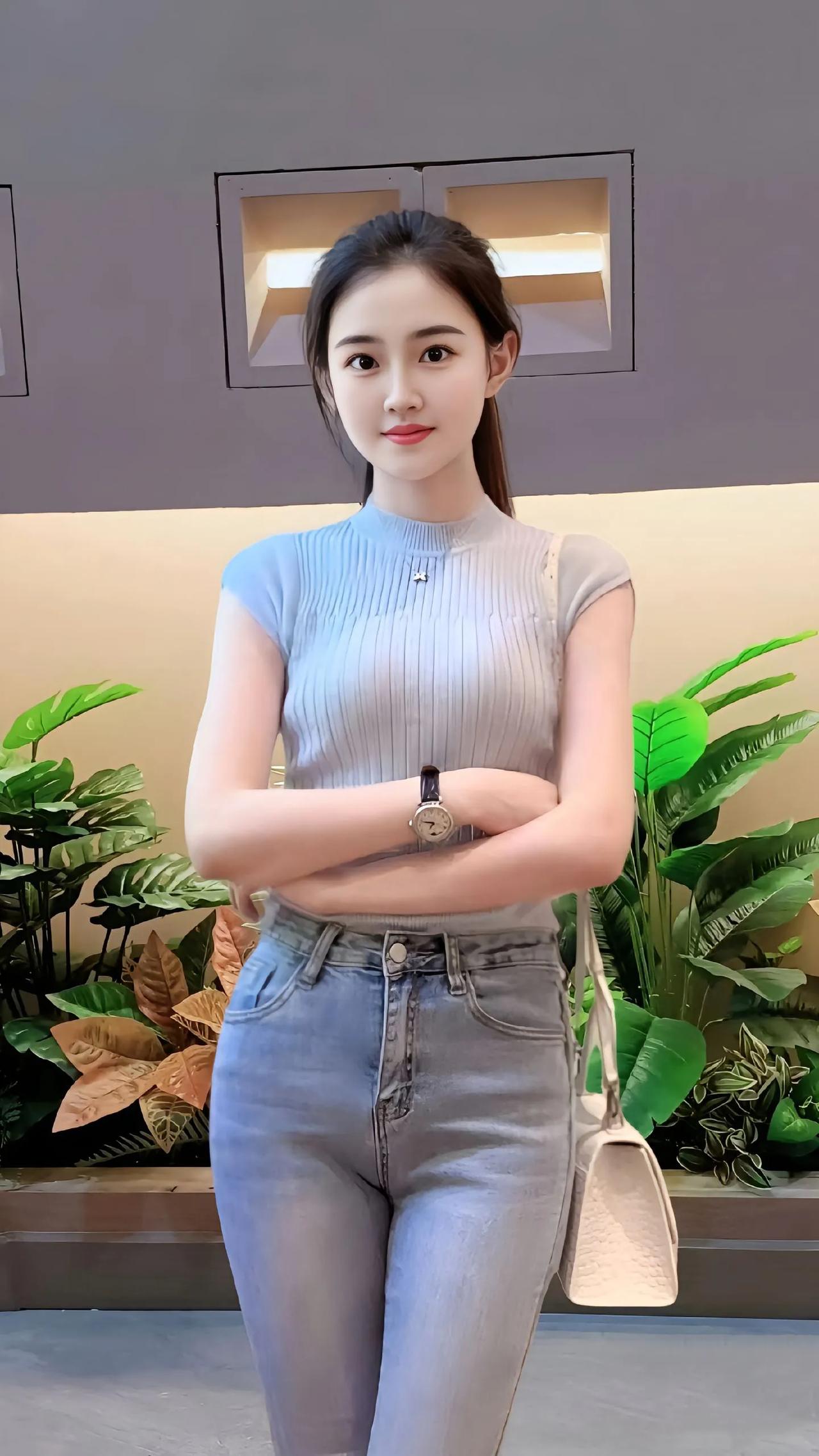 我最佩服两种人，一种是年轻时能陪男人过苦日子的女人，一种是富裕时能陪女人过好日子