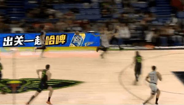 马刺选秀没问题！新秀卡特布莱恩特身体素质很好，这个空接暴扣势大力沉


马刺很会