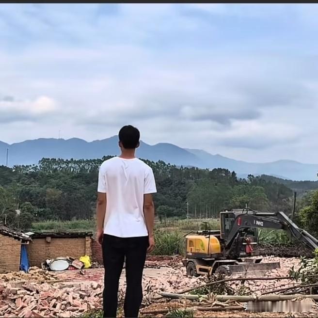 说拆就拆！

唐尚珺推倒了家里30年的红砖房，准备花40万给老母亲盖一座新房。