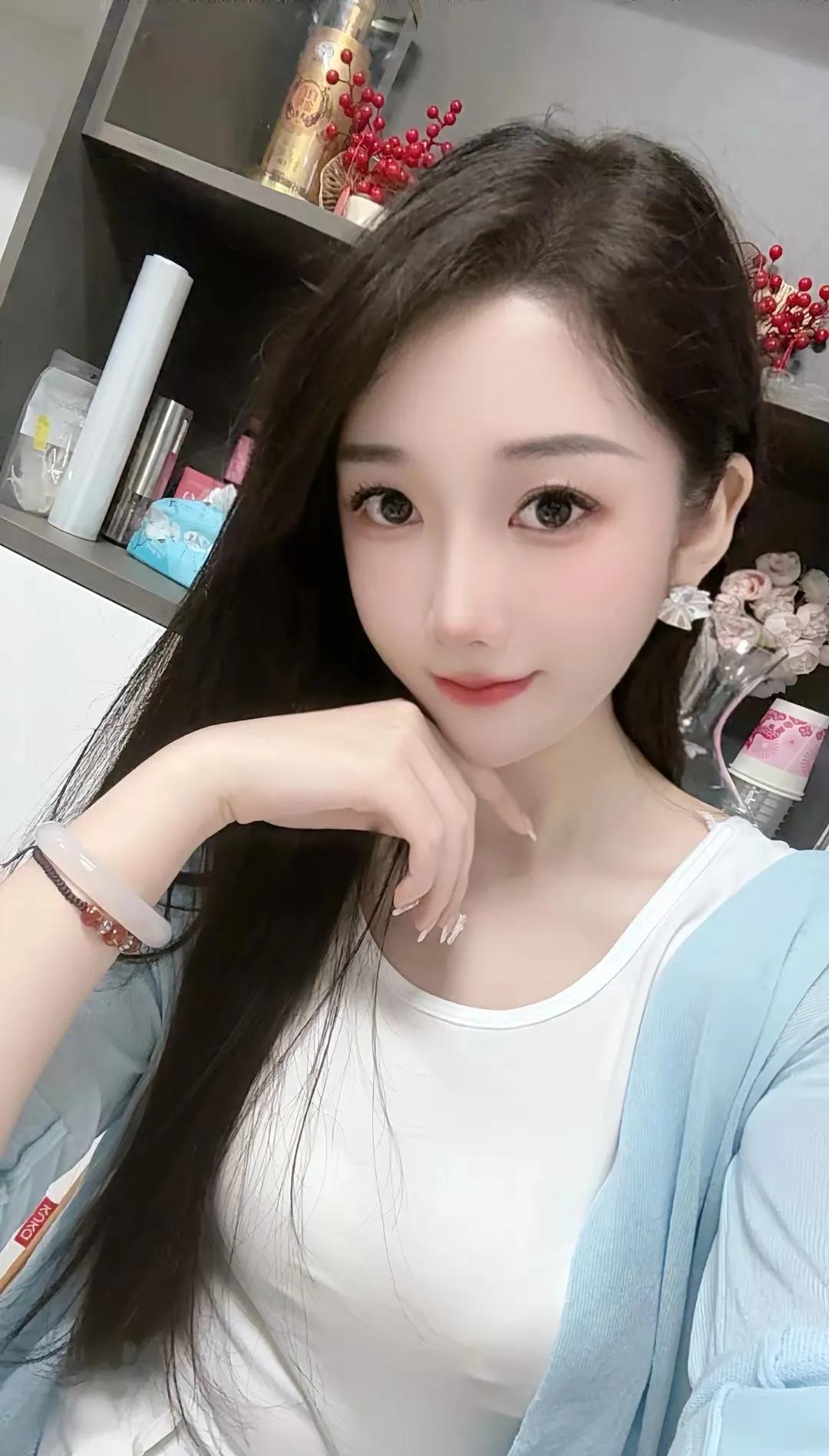 顾行长的女同事们——琳妃，年纪轻轻体重倒是不轻，余额不多 ，想买的倒是挺多，长得