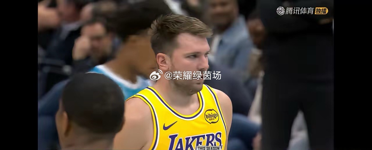 湖人vs黄蜂湖人半场65比63黄蜂！东契奇和里夫斯轮流双打，状元艾顿渔翁得利，被