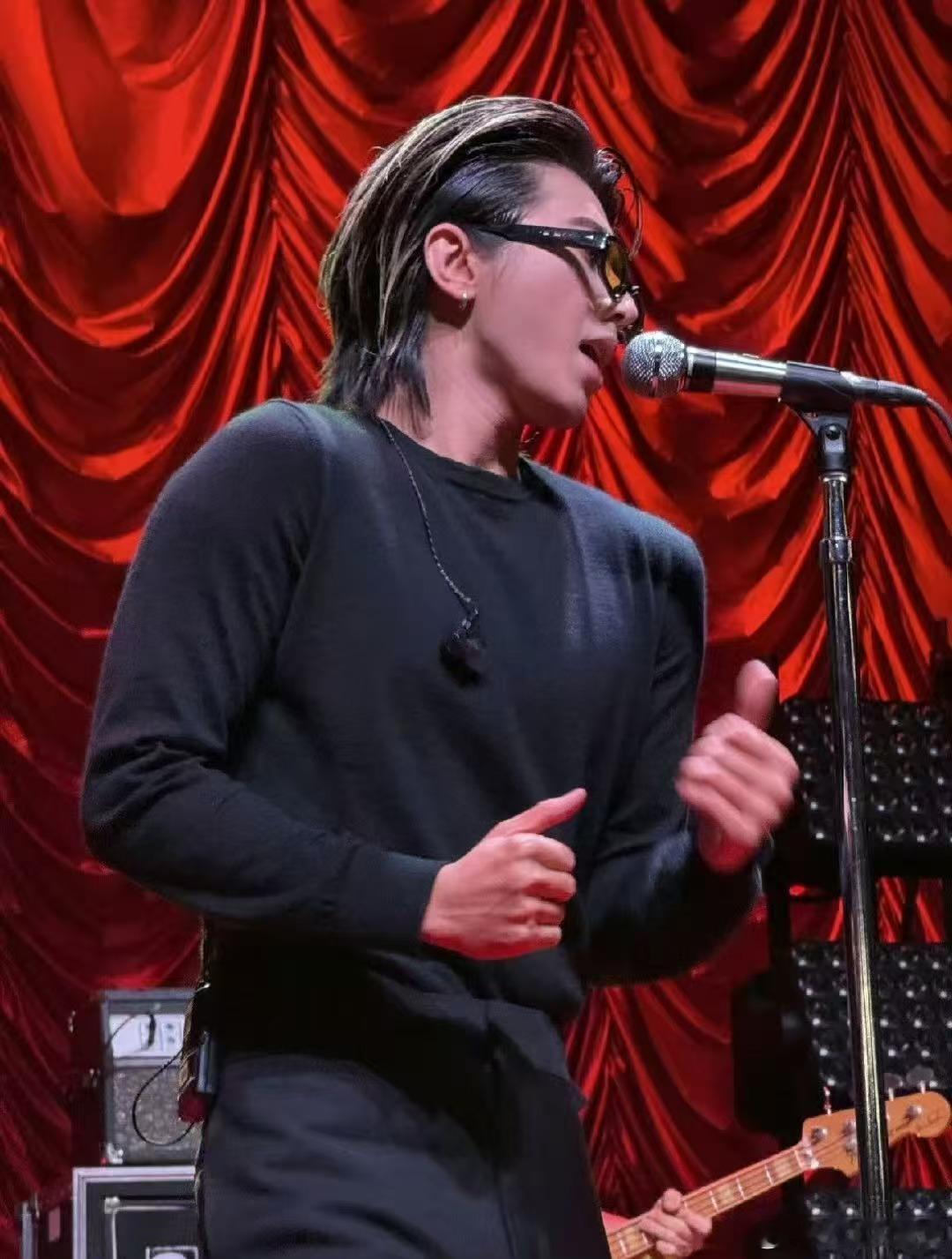 蔡徐坤紧身衣肌肉 巡演现场看到蔡徐坤紧身衣造型直接愣住，肌肉线条流畅又有力量，这