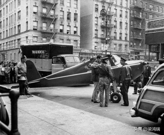 这张照片记录了历史上著名的“酒吧赌约”飞行事件。
图中展示的是 托马斯·菲茨帕特