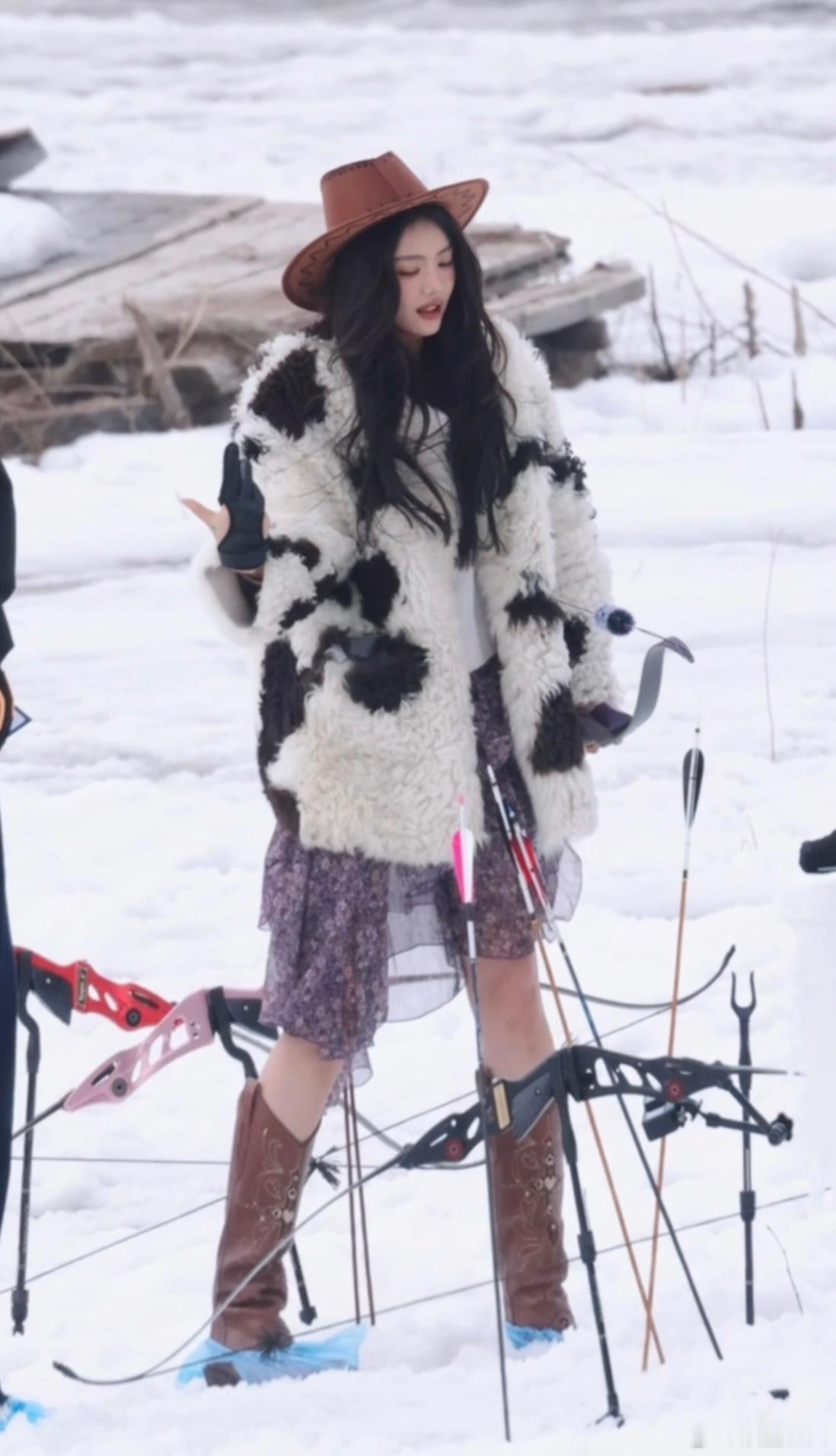 蔡文静雪地射箭真被萌化，蔡文静射箭搭箭时像即将出征的勇士，落空时惊讶张嘴的样子像