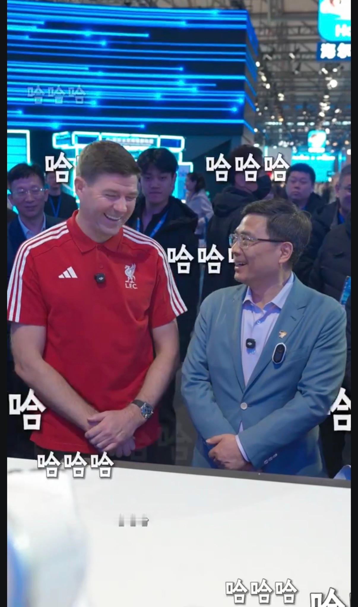 周云杰在AWE现场带网友逛海尔展台，感觉海尔现在不只是做单个家电，而是开始往 A