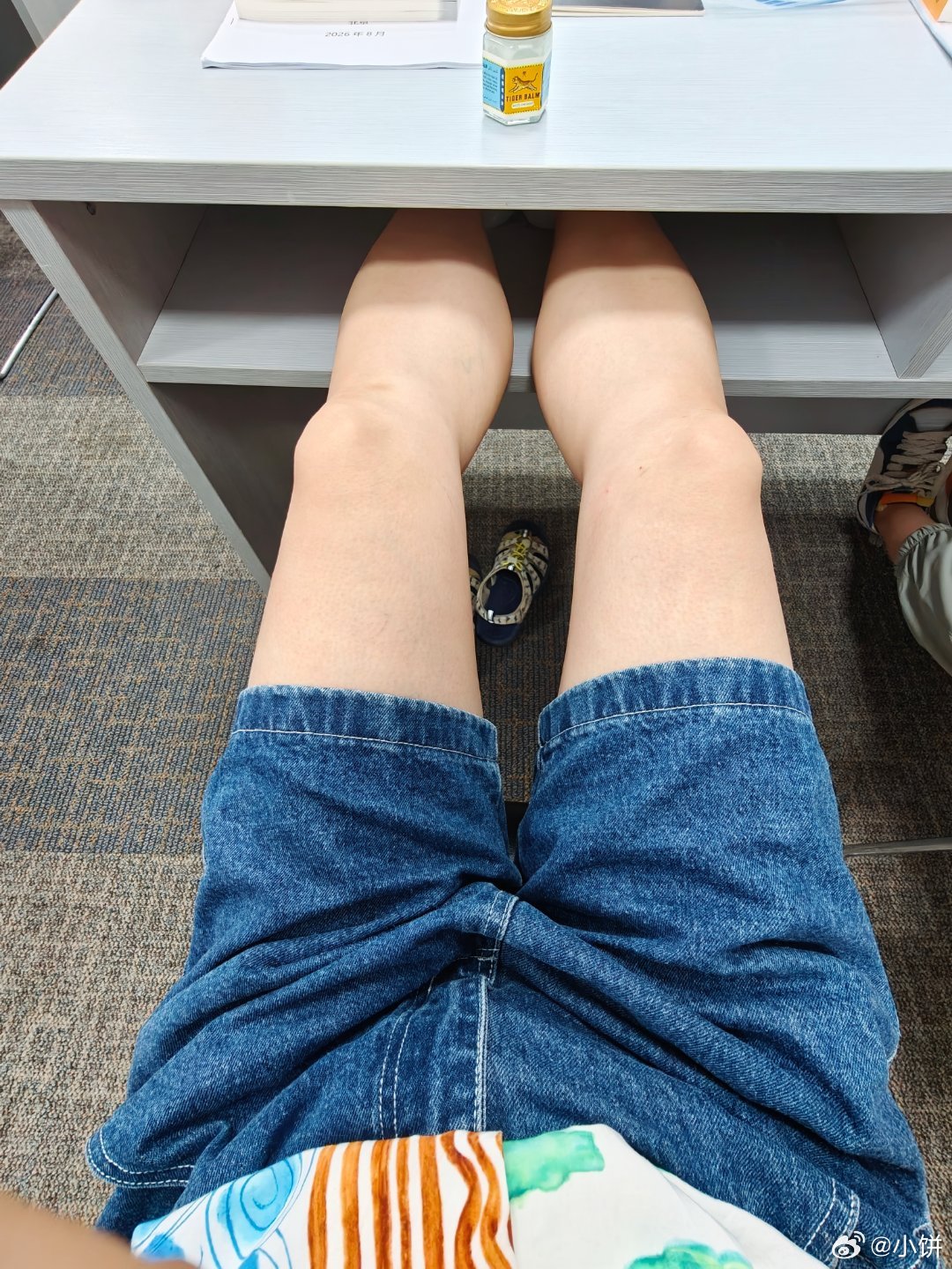 传说中的后排同学 就是我 其他人坐笔直听课 我趴着其他人坐笔直听课 腿放抽屉里 