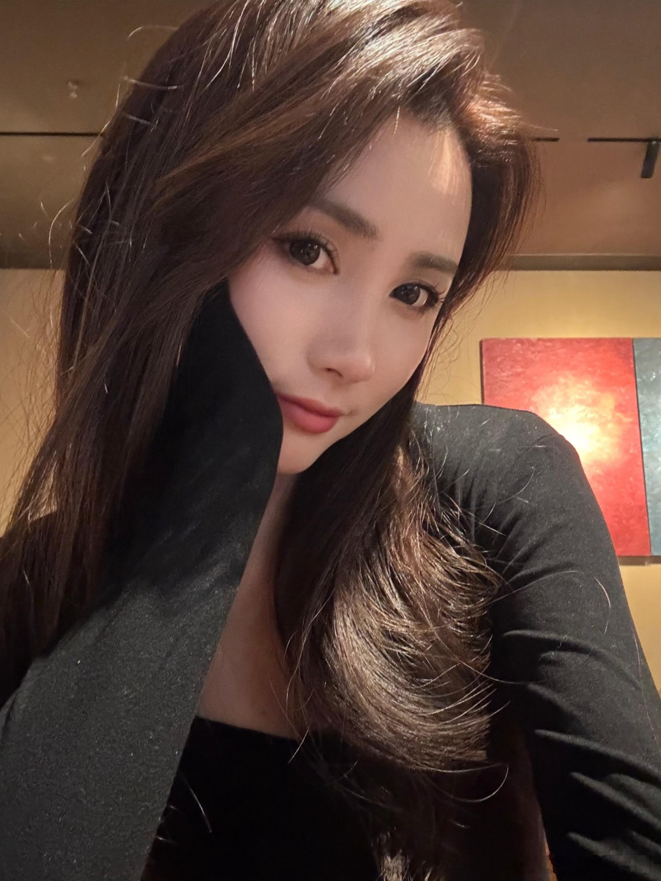 换了新发色和新指甲～吃饱喝足散步的时候发现和朋友的美甲好像🥰 ​​​