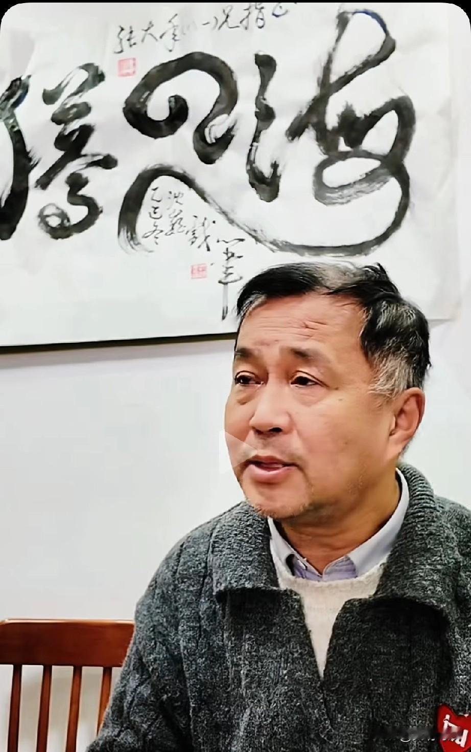 从上海流浪大师沈巍一幅“龙腾四海”书法分析他的内心江湖与性格底色。
 
沈巍非常