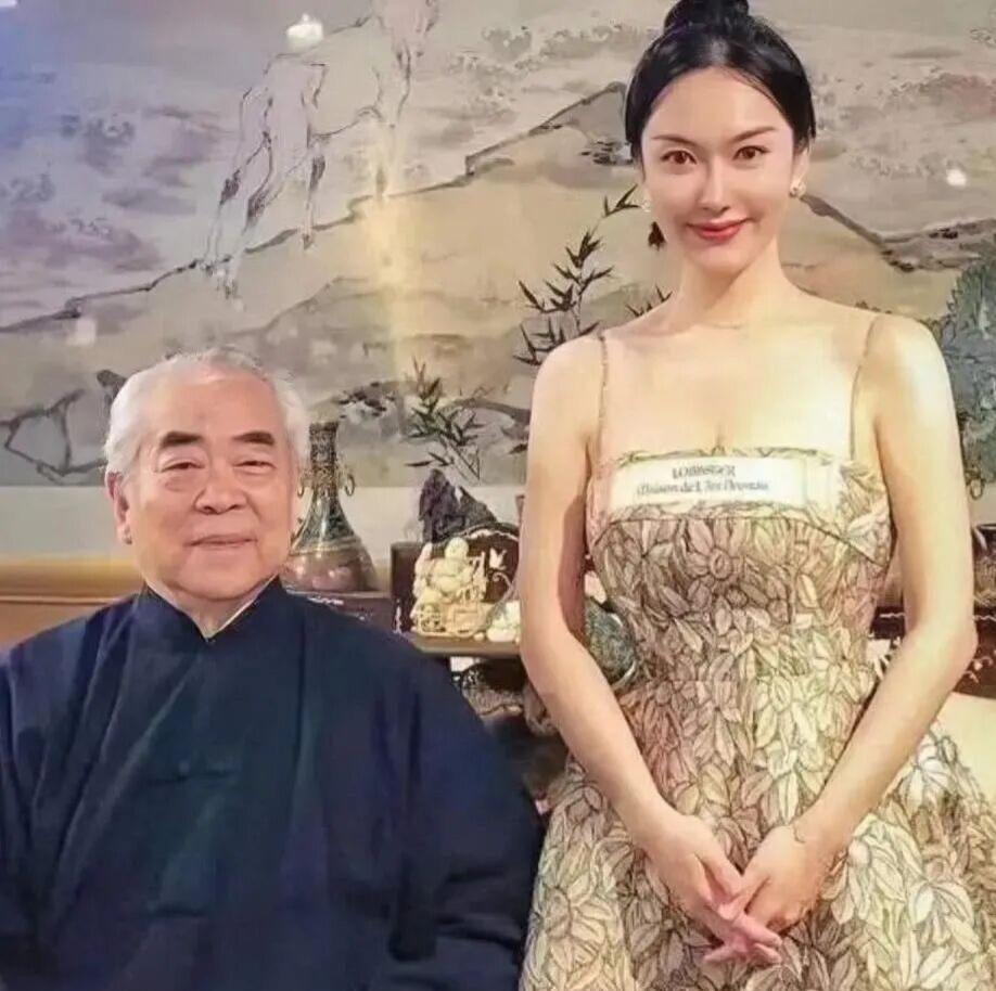 范曾的婚姻状况：
据悉，第一任林岫是初恋，二人皆通书画诗词，因性格不合，5年后分