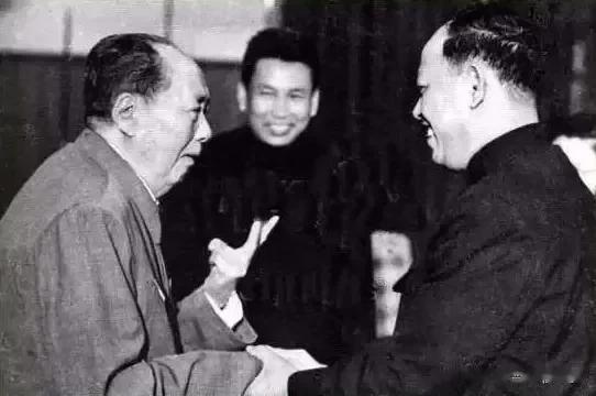 1975年波尔布特见到伟人后的场景，今天在这里见到伟人非常愉快，在这里向伟人致敬