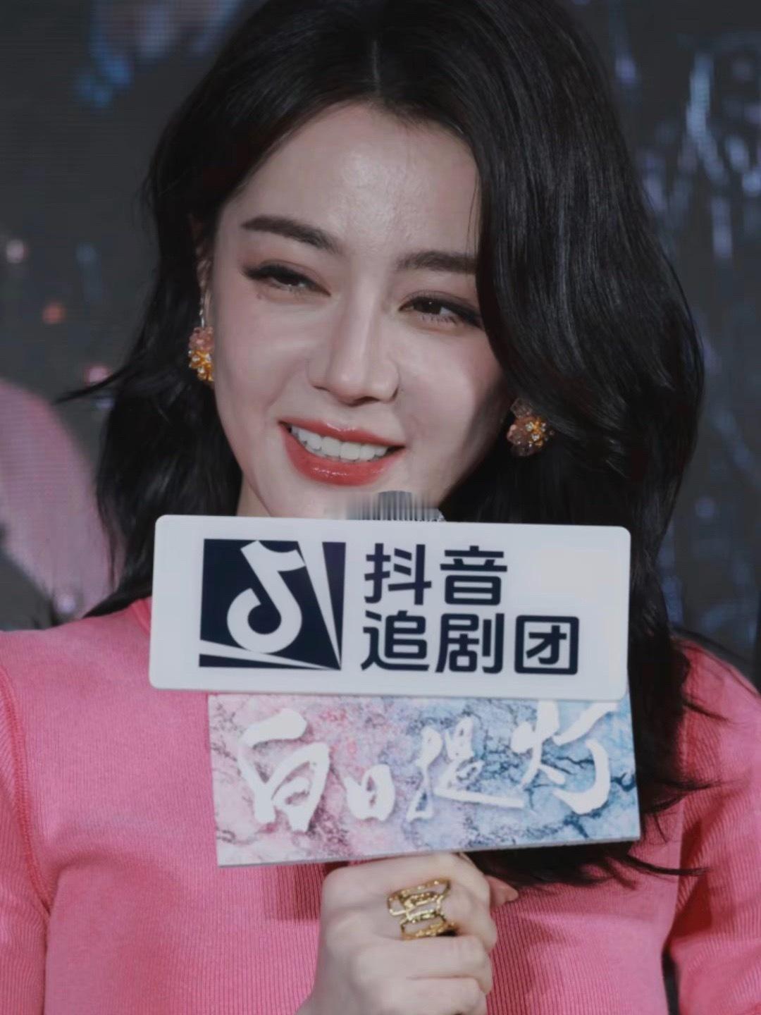 杨滋粉丝发的迪丽热巴黑图，好可怜