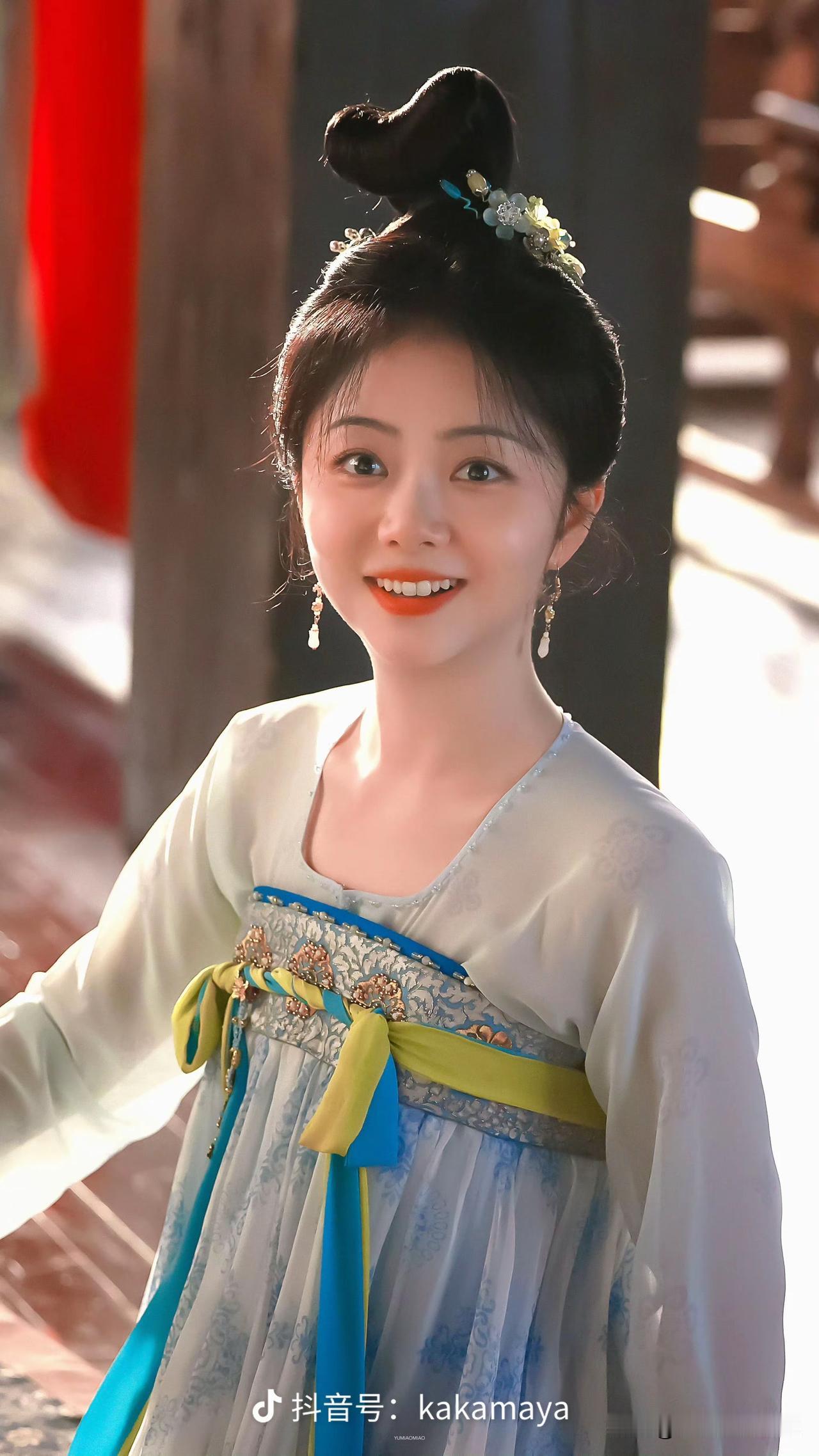 谭松韵这古装扮相太绝了，笑起来甜得像蜜，汉服一穿整个人都有韵味了。😊谭松韵演技