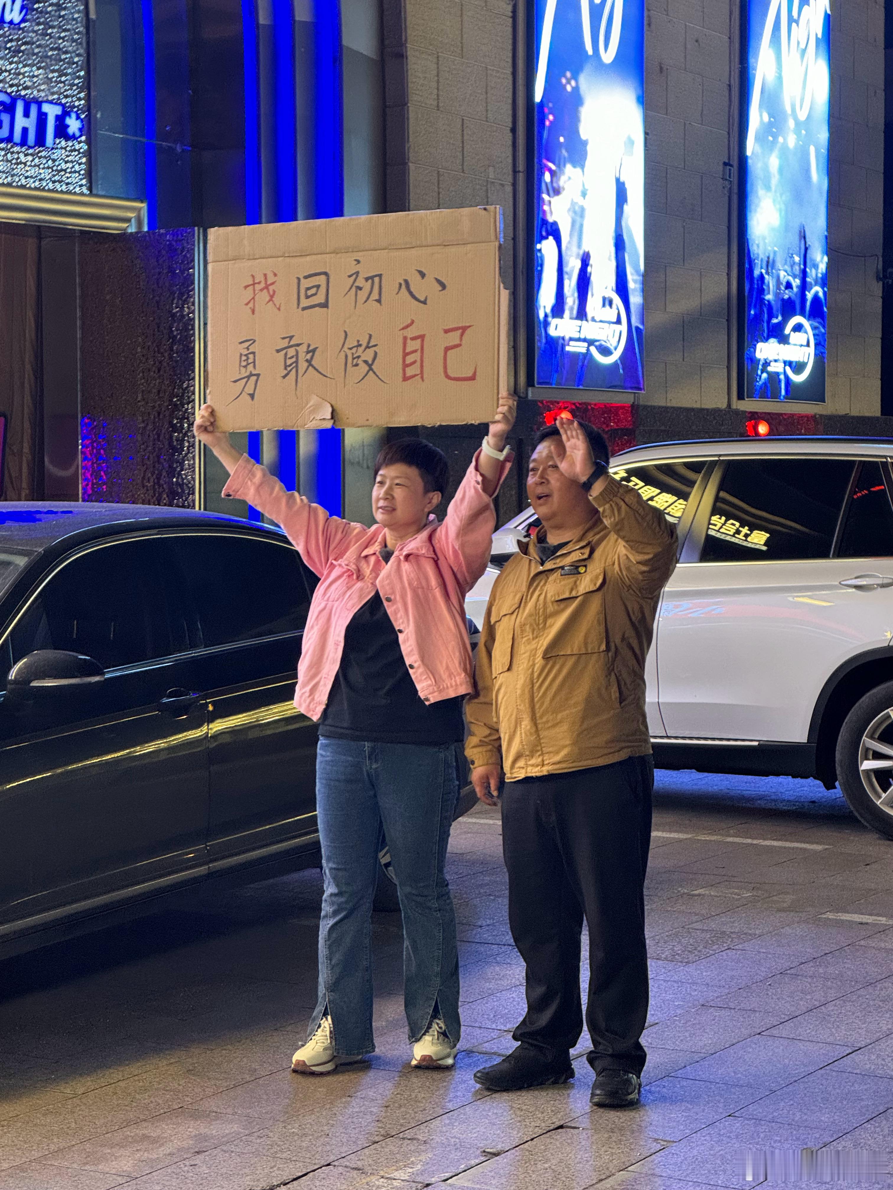 王一珩感谢现在的爸爸教会他处世之道 原来弟弟的现在的爸爸不是亲爸啊，两个人长的也