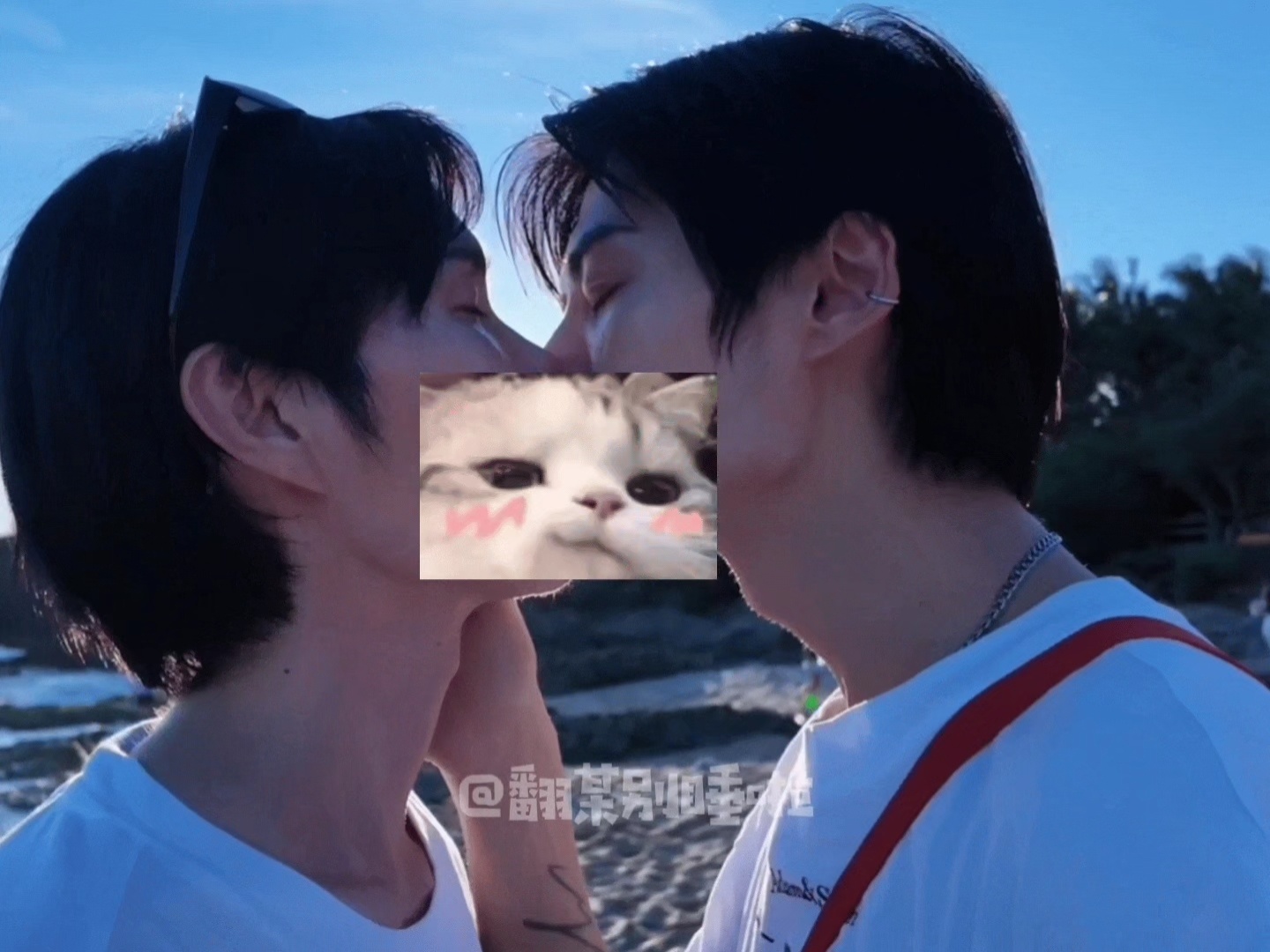 小情侣牵手都好萌[笑而不语]这一期是泡泡浴哦！好多看点~完整无🐎版 wp🔗?