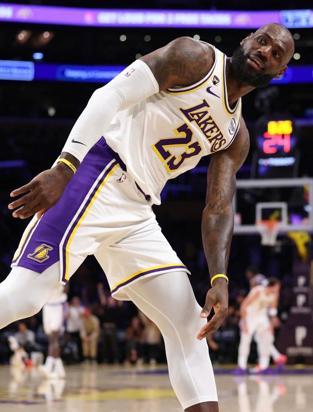 在只剩下22场比赛的情况下，湖人是NBA唯一一支没有打过加时赛的球队。自2001