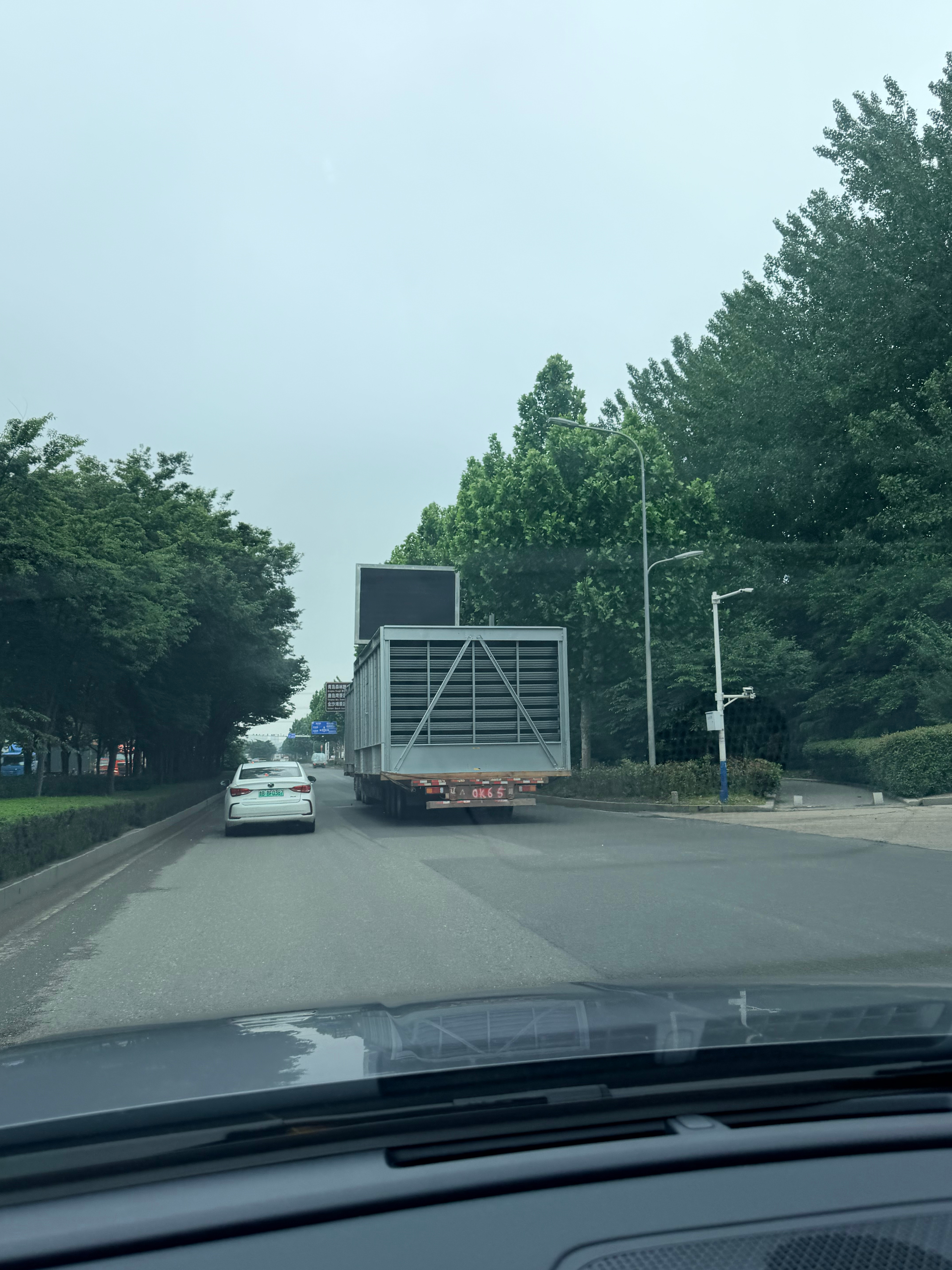 这车超宽了吗？每次走昆仑山南路都有这种车 青岛