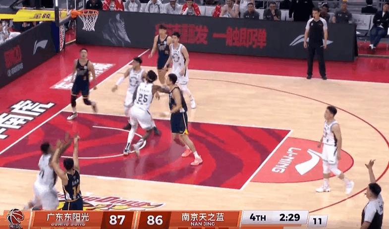 广东全民皆兵！胡明轩和张文逸各有一个三分拿回领先



广东被南京反超，关键时刻