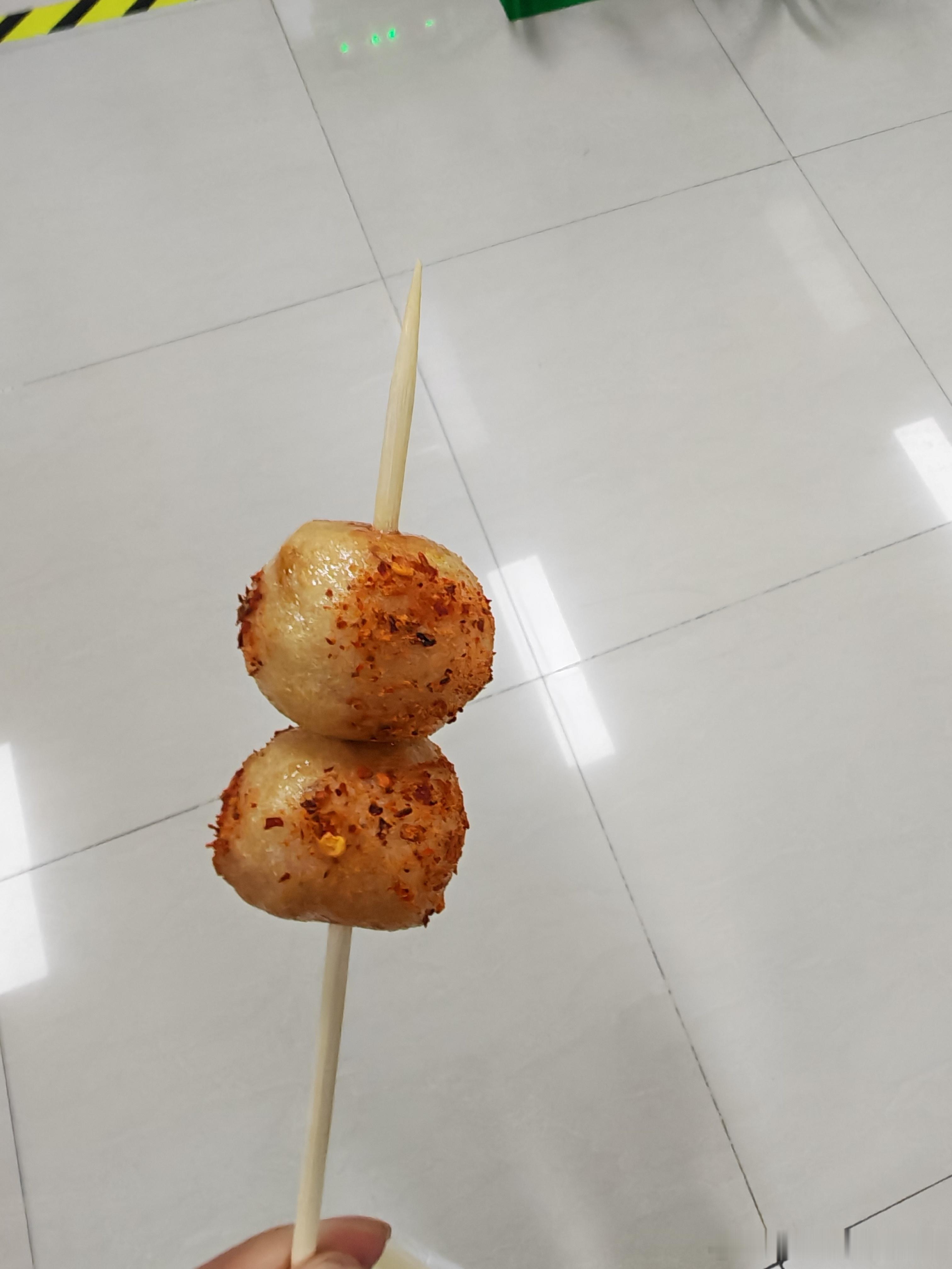 今天晚上上夜班，我就吃了3颗鱼丸，现在肚子饿得咕咕叫，饿得心烦意乱。想打开手机点