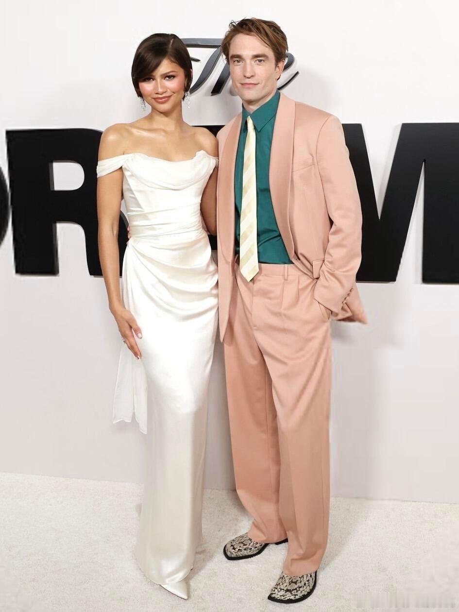 赞达亚重穿11 年前奥斯卡颁奖典礼时的定制 Vivienne Westwood白