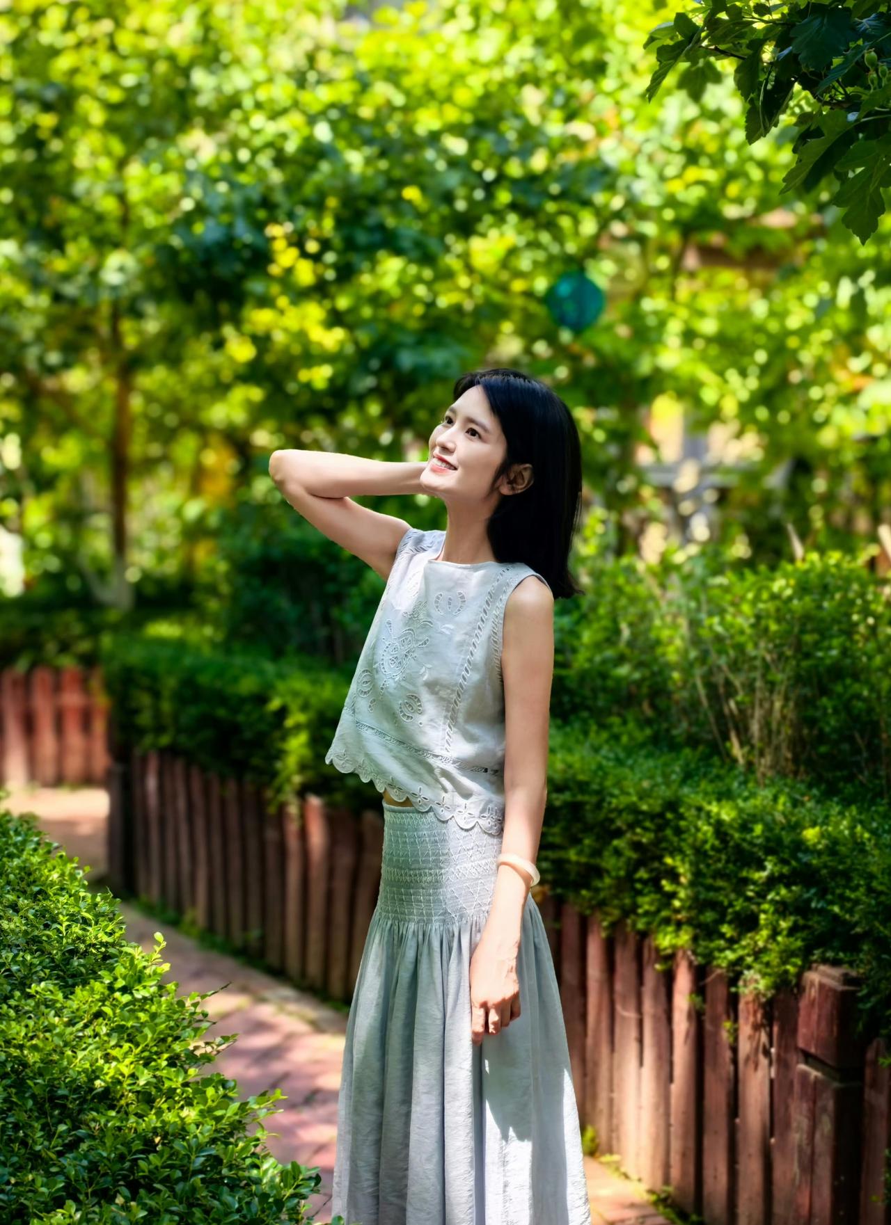 蓝天、绿树、还有裙摆飞扬的瞬间——生活里的小确幸，往往就藏在这些不设防的笑容里。