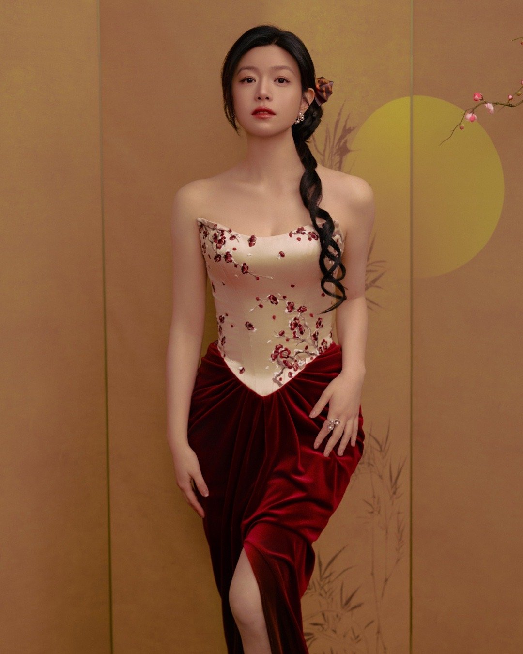 陈妍希冬日蜡梅 一袭红丝绒礼裙，在非遗晚宴上绽放东方诗韵！米白提花抹胸裁剪出精致