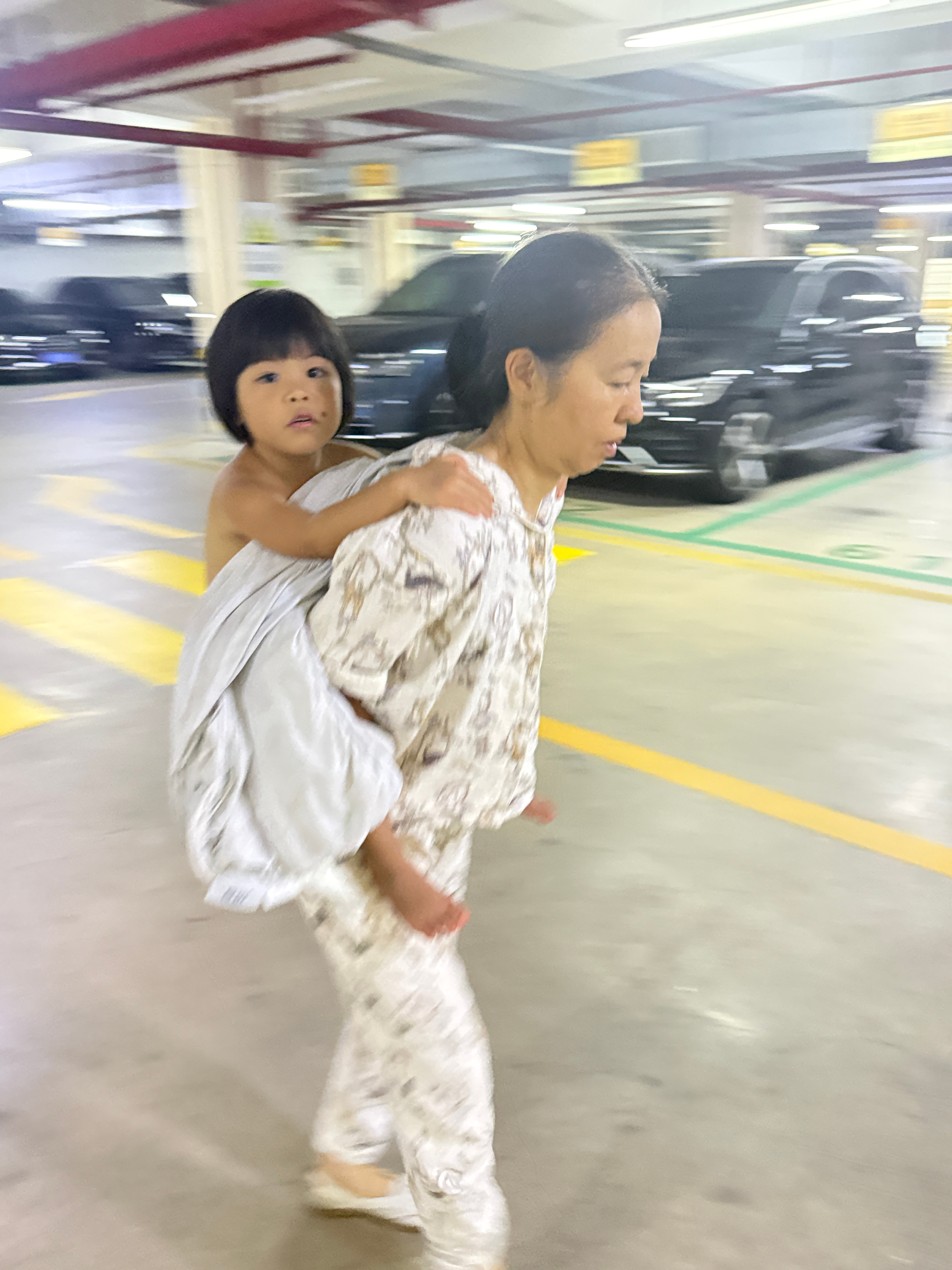 中午带球球睡午觉的时候拍的压压已经有点抱不动球了
