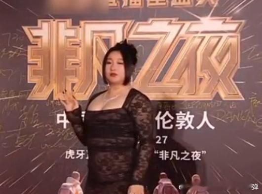 #锤娜丽莎红毯拍照一分钟八百个动作# 非凡之夜，锤娜丽莎一身黑色连衣裙优雅登场，