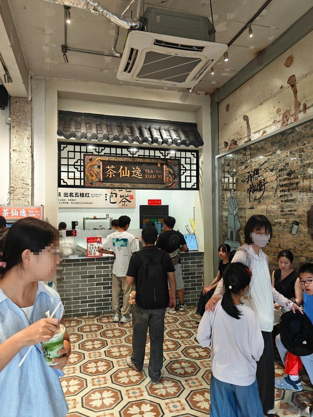 在中山市博物馆逛了逛，喝了口茶，还啃了鸽子，中山的烟火气真挺足的。中山·中山市博