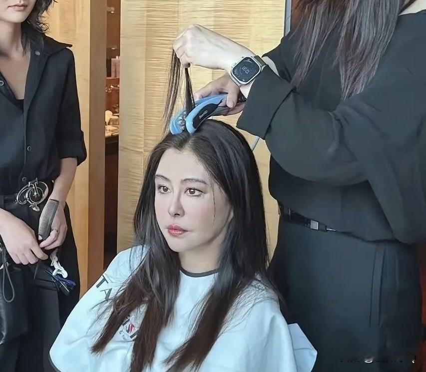 我还以为这是王祖贤的仿妆博主，没想到竟然是本人啊。之前她基本都淡出娱乐圈了，定居