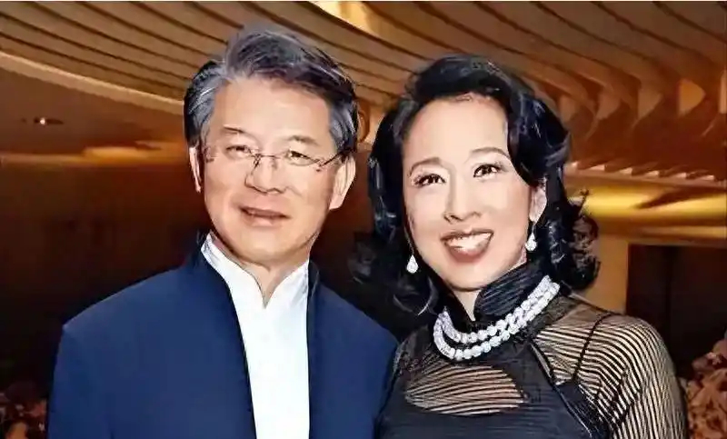 相爱18年，67岁朱玲玲身材发福逛市场，满头白发的罗康瑞全程笑脸相伴 