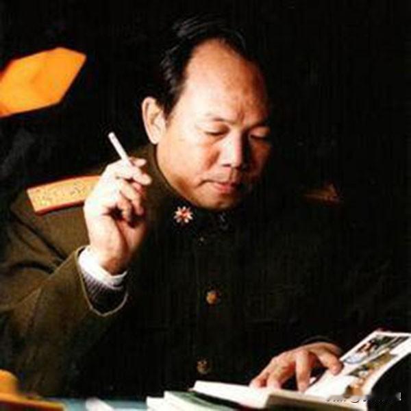 袁伟将军，武汉黄陂人，军事历史学者、国家文博专家、资深研究员、著名书法家。199