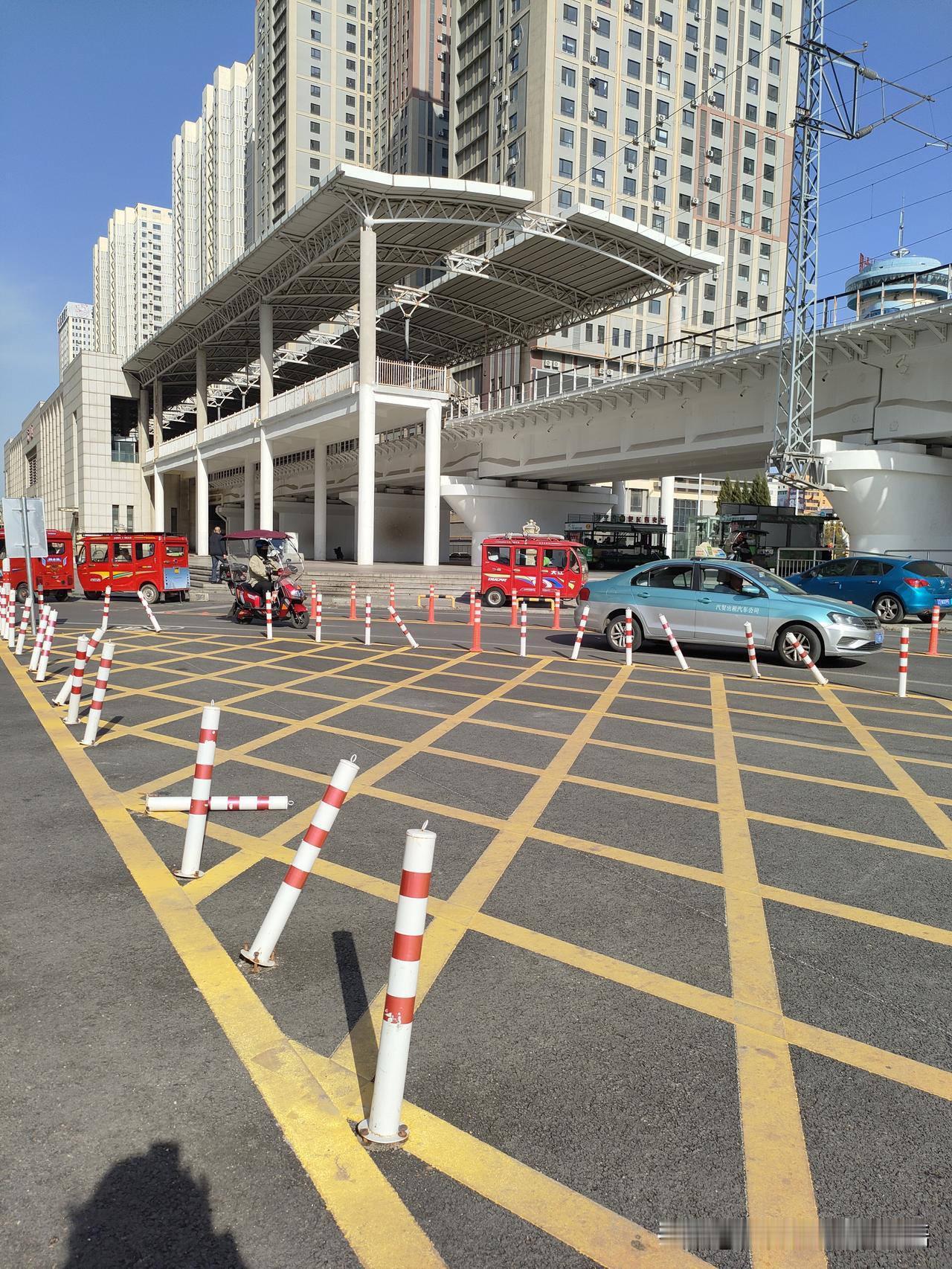 【万达广场门前，这塑料围栏也太“软骨头”了吧？】

交通枢纽旁，本该是城市形象的