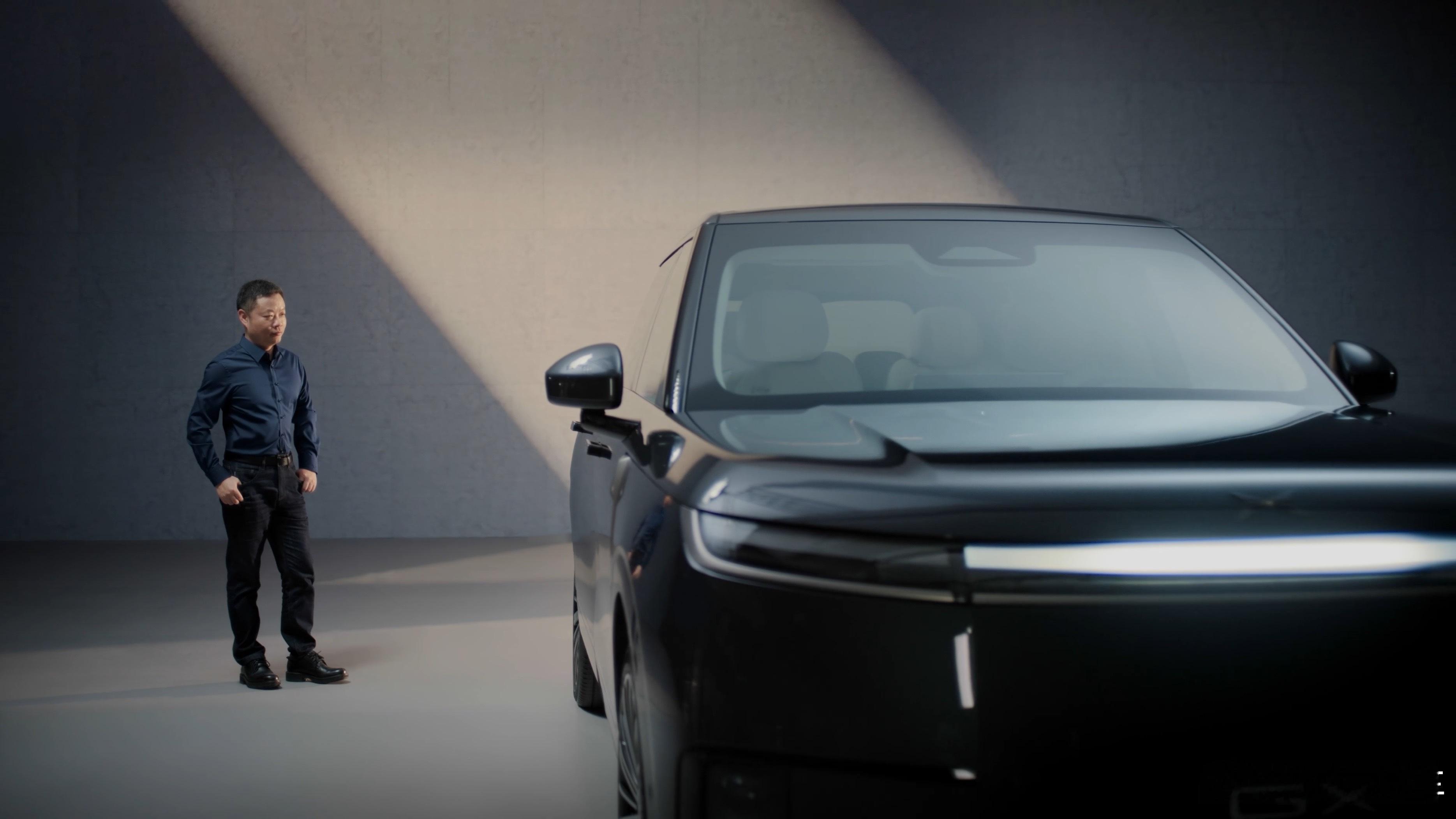 反复看了好几遍大师兄沉浸式体验小鹏GX的视频。没有言语，没有参数。看着大师兄的神