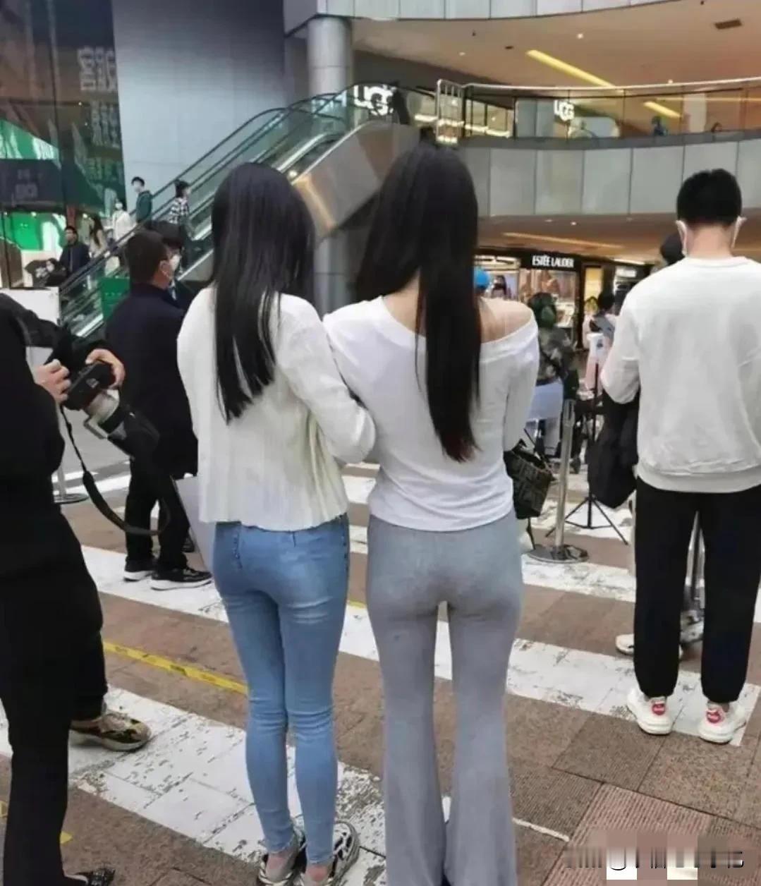 美女相伴笑，街头共舞影。