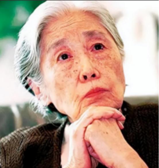 2006年，王光美因病去世。临终前，她突然向女儿刘亭抱拳作揖，虚弱地说：“女儿，